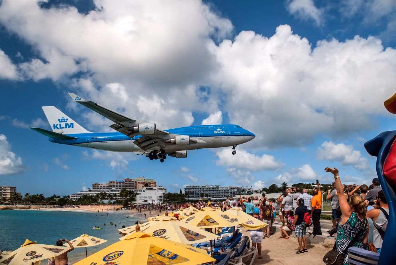 Du khách thích vẫy chào khi thấy máy bay bay qua tại bãi biển Maho. Ảnh: Shutterstock.