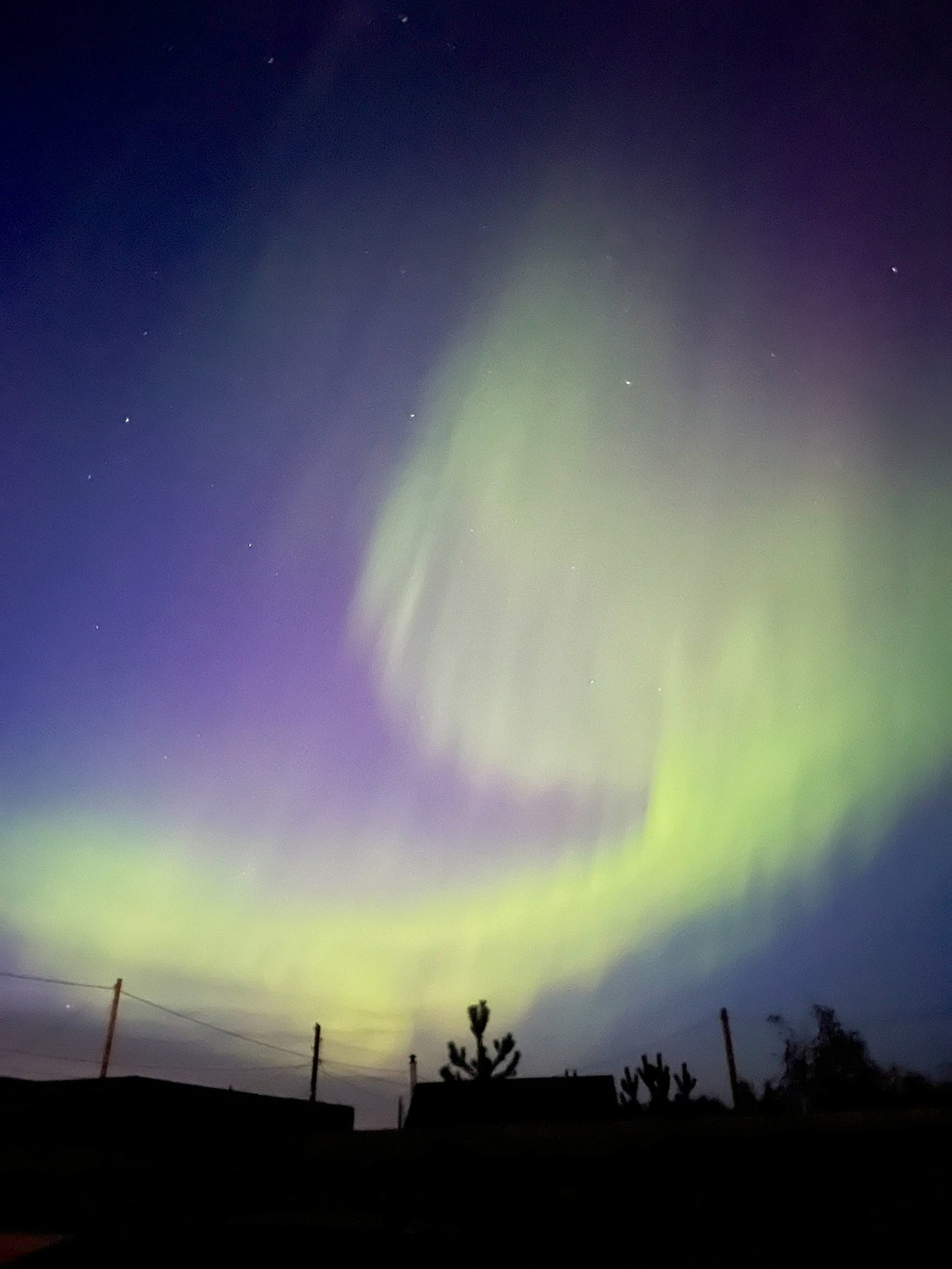 Hầu hết cực quang chủ yếu có màu xanh lá cây nhưng cũng có thể bao gồm một loạt các màu khác, chẳng hạn như hồng, đỏ sẫm, xanh lam và tím. Ảnh: X moqdie. Hầu hết cực quang chủ yếu có màu xanh lá cây nhưng cũng có thể bao gồm một loạt các màu khác, chẳng hạn như hồng, đỏ sẫm, xanh lam và tím. Ảnh: X moqdie.