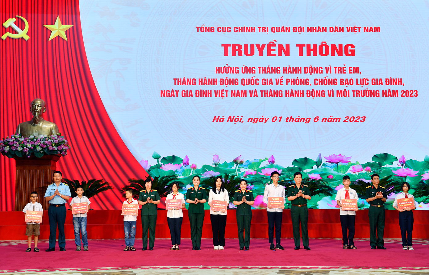 Lãnh đạo Ban PNQĐ và các cơ quan, đơn vị trao tặng sổ tiết kiệm, học bổng, nhận nuôi, đỡ đầu trẻ em mồ côi tại chương trình. Lãnh đạo Ban PNQĐ và các cơ quan, đơn vị trao tặng sổ tiết kiệm, học bổng, nhận nuôi, đỡ đầu trẻ em mồ côi tại chương trình.