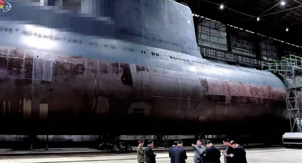 Các nhà lãnh đạo Triều Tiên đang thị sát một chiếc tàu ngầm khổng lồ tại nhà máy. Ảnh: KCNA