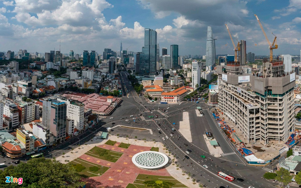 Tương tự, tổng giám đốc một chuỗi cà phê lớn ở thị trường quốc tế khi đến Việt Nam cũng chỉ ra thực tế chủ mặt bằng không có sự ưu ái đối với khách thuê, do đó giá thuê thường tăng phi mã kèm nhiều điều khoản khắt khe. Tương tự, tổng giám đốc một chuỗi cà phê lớn ở thị trường quốc tế khi đến Việt Nam cũng chỉ ra thực tế chủ mặt bằng không có sự ưu ái đối với khách thuê, do đó giá thuê thường tăng phi mã kèm nhiều điều khoản khắt khe.