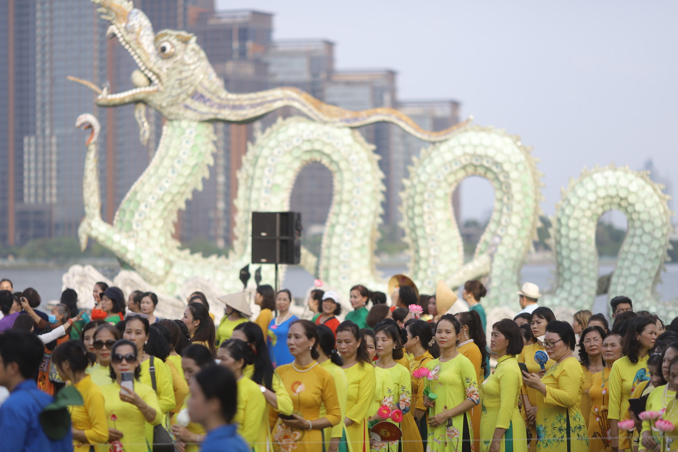 Theo đó, chiều 12/7, hơn 1.000 người phụ nữ với trang phục áo dài truyền thống có họa tiết sen đã đi bộ diễu hành, khoe dáng thướt tha bên bờ Hồ Tây.