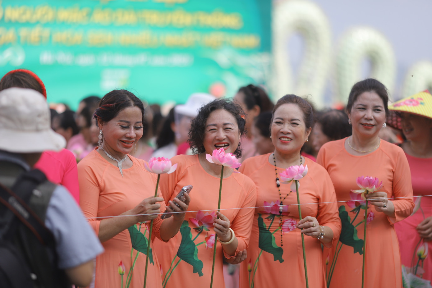 Những người tham gia vui vẻ ghi lại những hình ảnh đẹp nhất tại sự kiện.