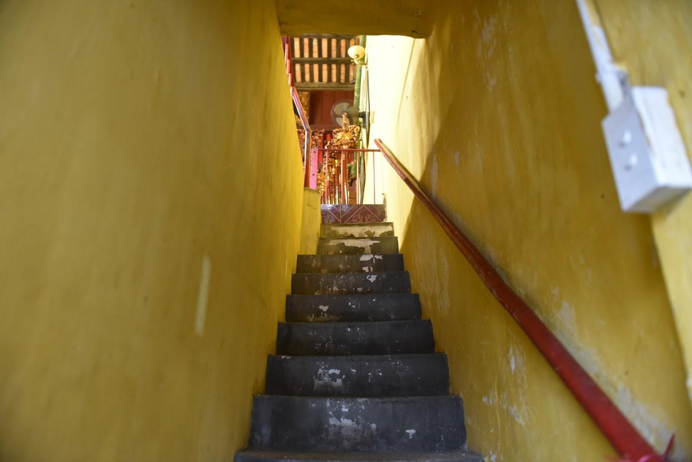 Để có thể lên được đình, phải đi qua một dãy hành lang và leo cầu thang lên tầng 2.