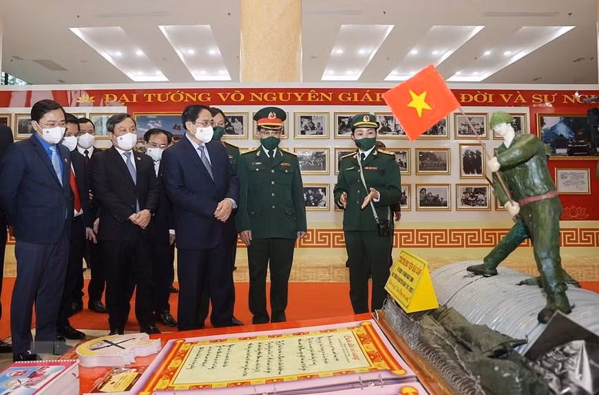 Thủ tướng Phạm Minh Chính và các đại biểu tham quan trưng bày ảnh và tư liệu về Đại tướng Võ Nguyên Giáp. (Ảnh: Dương Giang/TTXVN) Thủ tướng Phạm Minh Chính và các đại biểu tham quan trưng bày ảnh và tư liệu về Đại tướng Võ Nguyên Giáp. (Ảnh: Dương Giang/TTXVN)
