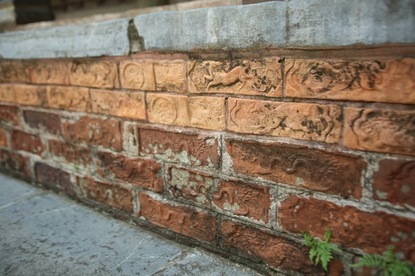 Bậc thềm phía trước thượng điện còn lưu giữ vết tích của gạch cả thời Mạc và thời Lê, với hoa văn và linh vật trang trí chạm nổi còn gần như nguyên vẹn. Các mảng chạm gỗ của chùa phần lớn là từ thời Nguyễn.