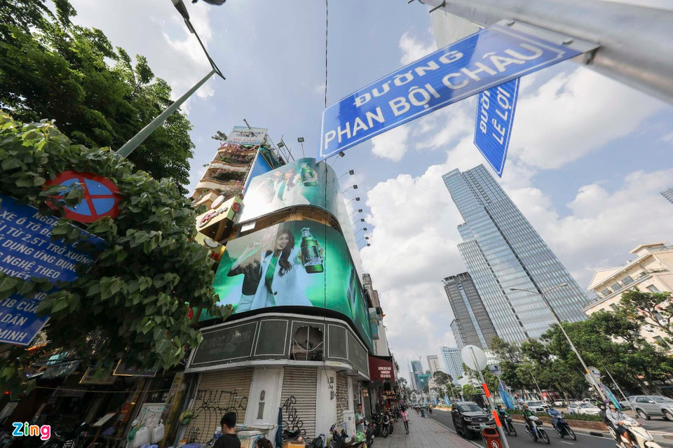 Gần đây, một thương hiệu đồ uống được nhiều bạn trẻ biết đến là Phúc Long cũng đã 'tháo chạy' khỏi mặt bằng có vị trí đắc địa 2 mặt tiền tại góc đường Lê Lợi và Phan Bội Châu. Gần đây, một thương hiệu đồ uống được nhiều bạn trẻ biết đến là Phúc Long cũng đã 'tháo chạy' khỏi mặt bằng có vị trí đắc địa 2 mặt tiền tại góc đường Lê Lợi và Phan Bội Châu.