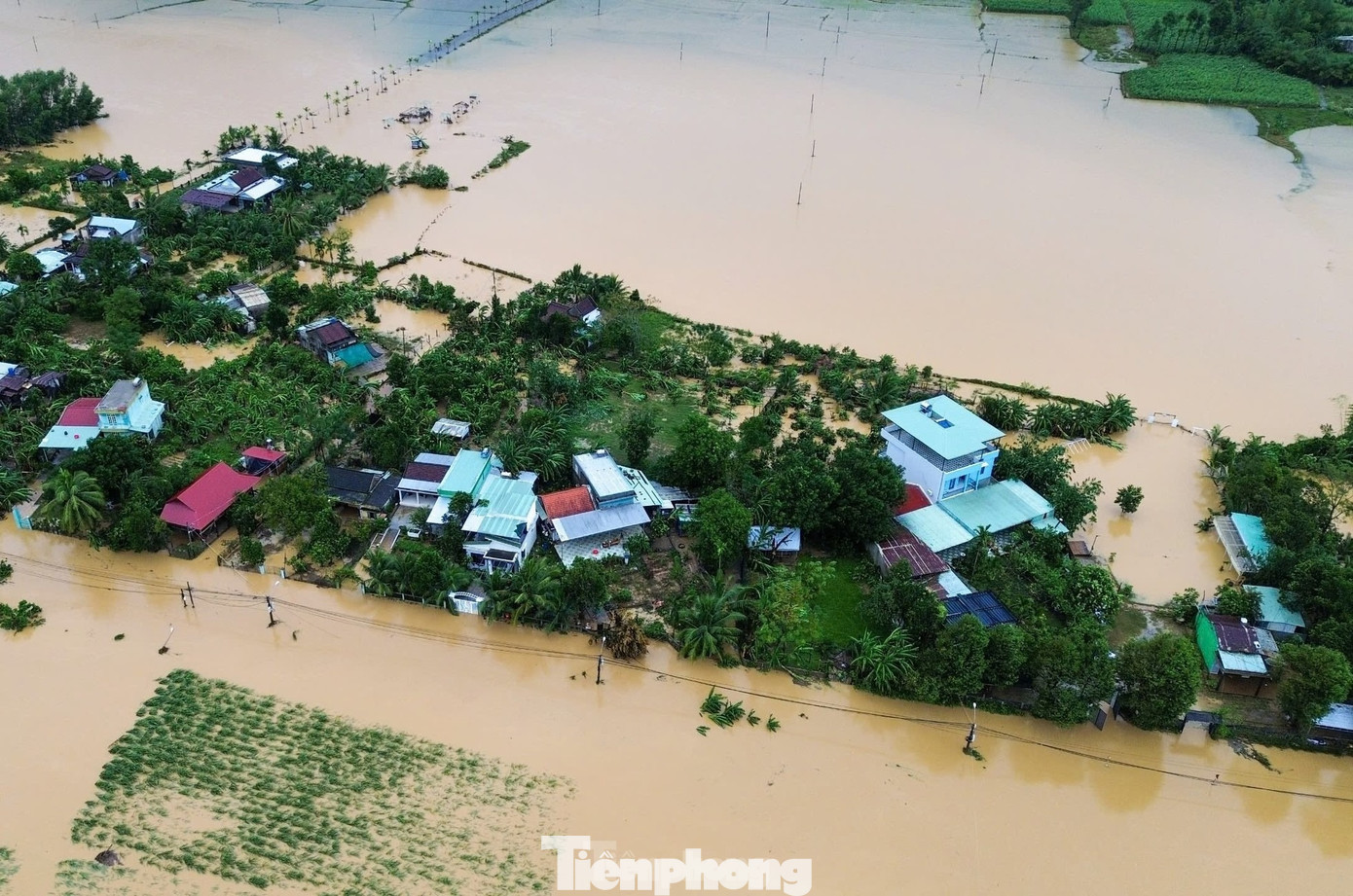 Rất nhiều ngôi nhà bị ngập do mưa lớn, đường ngập nước khiến nhiều nhà như bị cô lập. Tại nhiều điểm ngập lụt, nước rút khá nhanh, tuy nhiên còn hàng chục nghìn ngôi nhà tại Quảng Bình vẫn đang chịu cảnh ngập sâu trong nước. Ảnh: Thanh Hiền