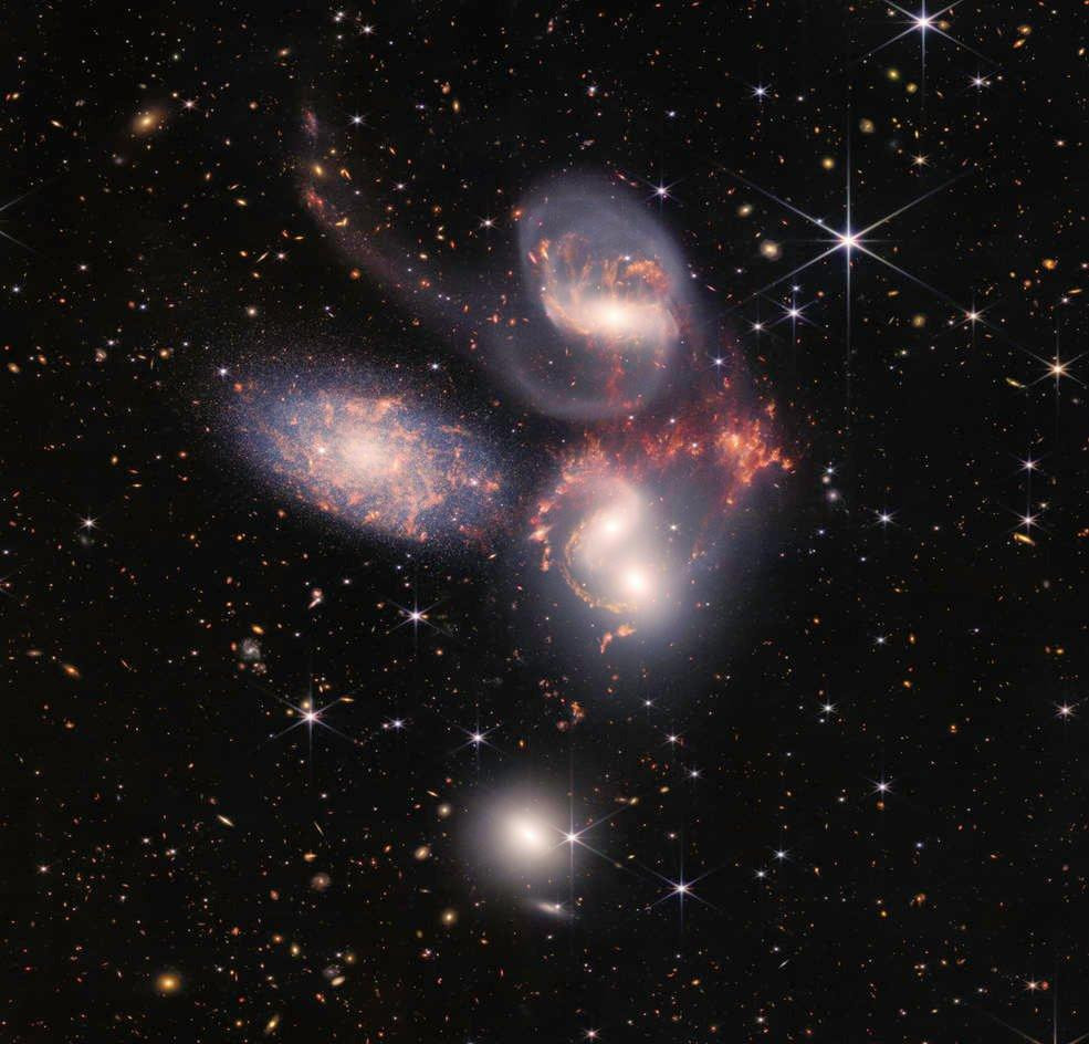 Stephan&apos;s Quintet, một nhóm gồm năm thiên hà. Kính Webb đã tiết lộ bộ tứ của Stephan với bộ dạng đầy màu sắc mới. Bức ảnh khổng lồ này là hình ảnh lớn nhất kính Webb thu thập được cho đến nay. Bức ảnh chứa hơn 150 triệu pixel và được tạo từ gần 1.000 tệp hình ảnh riêng biệt. Thông tin từ Webb cung cấp những hiểu biết mới về cách tương tác giữa các thiên hà có thể đã thúc đẩy sự tiến hóa của thiên hà trong vũ trụ sơ khai - Ảnh: NASA
