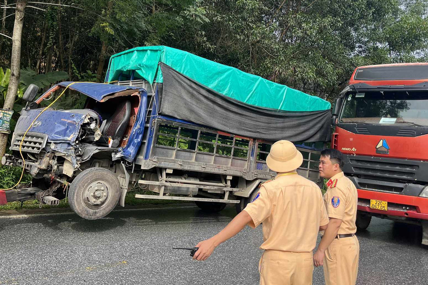 Lực lượng CSGT thực hiện phân luồng từ xa. Ảnh: CACC Lực lượng CSGT thực hiện phân luồng từ xa. Ảnh: CACC