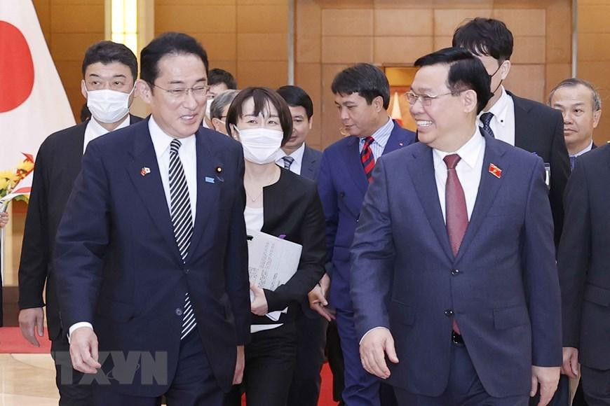 Chủ tịch Quốc hội Vương Đình Huệ và Thủ tướng Nhật Bản Kishida Fumio. (Ảnh: Doãn Tấn/TTXVN)