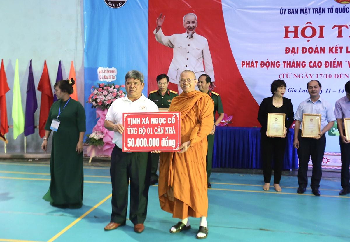 Các đại biểu, các cơ quan, doanh nghiệp trên địa bàn tỉnh đã ủng hộ vào Quỹ “Vì người nghèo” tỉnh