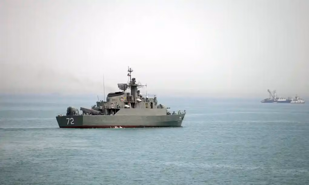 Chiến hạm của Iran ở Eo biển Hormuz. Ảnh: AP