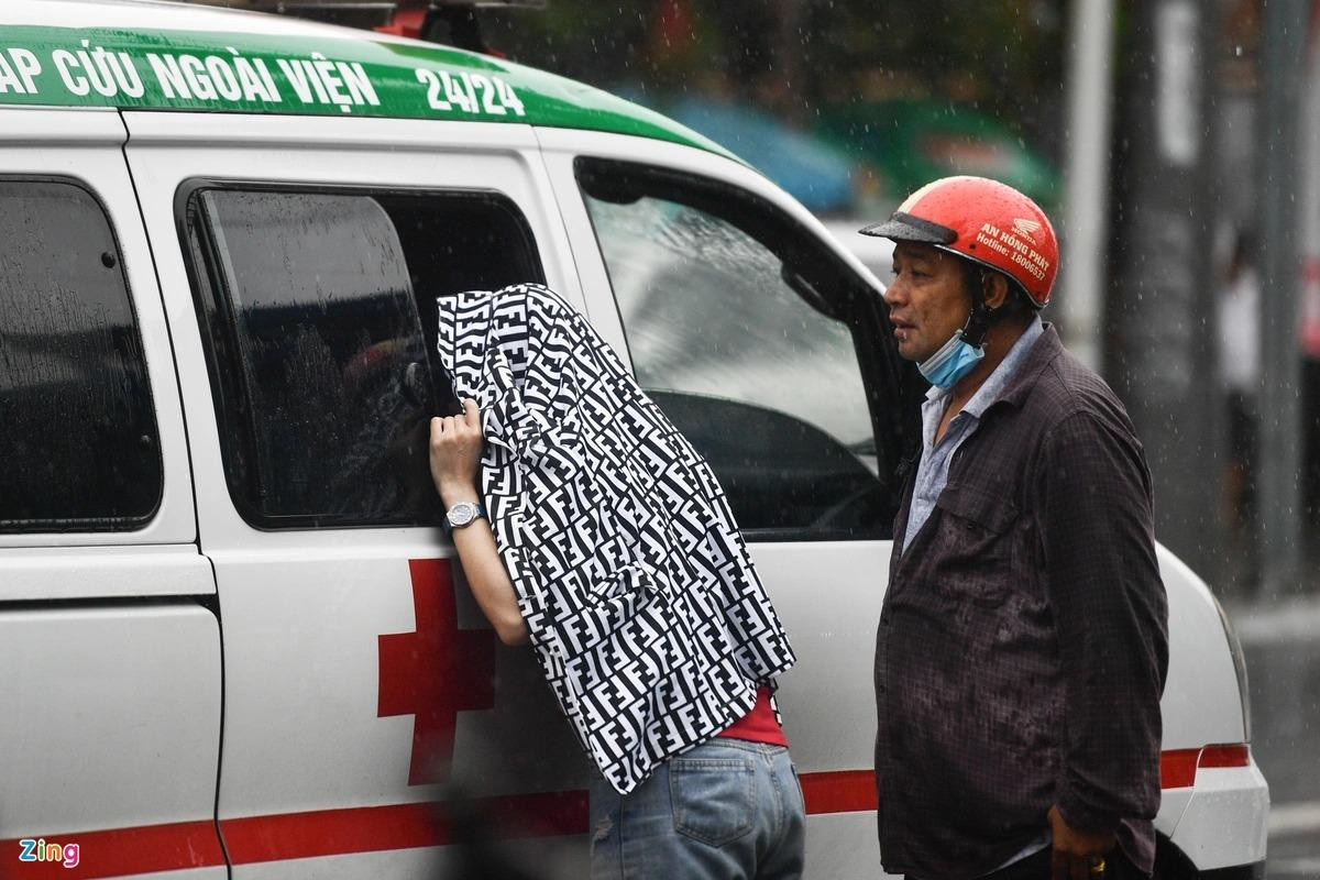 Người thân sốt ruột, ngó vào trong chiếc xe cứu thương đỗ ở cổng bệnh viện để tìm kiếm thân nhân. Người thân sốt ruột, ngó vào trong chiếc xe cứu thương đỗ ở cổng bệnh viện để tìm kiếm thân nhân.