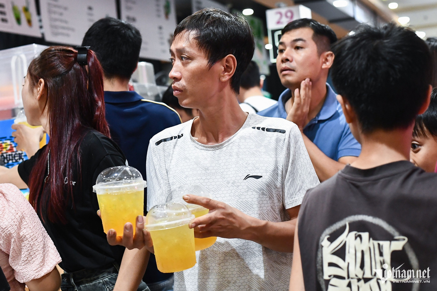 Khách xếp hàng dài tại các quầy bán đồ ăn, nhân viên làm việc hết công suất. Khách xếp hàng dài tại các quầy bán đồ ăn, nhân viên làm việc hết công suất.