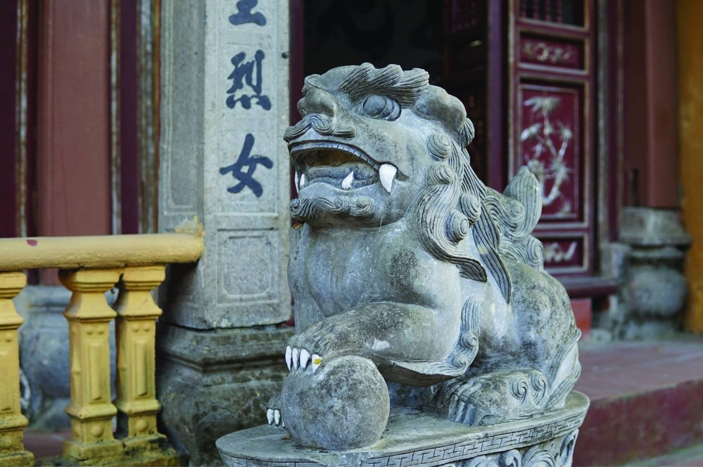 Lúc ấy, ở sông Hoàng Long, đoạn gần Vực Vông có một vực xoáy lớn, hàng năm gây ngập lụt và tai họa cho dân làng. Vì vậy nơi đây có một tục lệ là mỗi năm phải cúng lễ và sau đó ném một người con gái xuống vực xoáy cho thuồng luồng ăn thịt. Bất bình trước tục lệ này nên bà. Nguyễn Thị Niên đã lấy thân mình ra làm điều kiện, ai phá bỏ được xoáy nước sẽ lấy về làm chồng. Sau đó, Quận Mỹ (Bùi Văn Khuê) đã lặn xuống vùng xoáy thăm dò phát hiện dòng chảy bị đá ngầm ngăn làm đổi hướng nên đã cho quân phá đá trên núi lấp dòng chảy đối lưu. Kết quả là Quận Mỹ cưới được bà Niên.