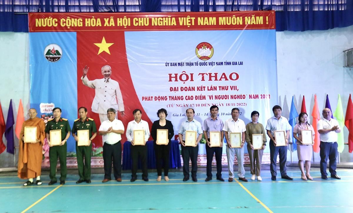 Các đại biểu, các cơ quan, doanh nghiệp trên địa bàn tỉnh đã ủng hộ vào Quỹ “Vì người nghèo” hơn 1,5 tỷ đồng