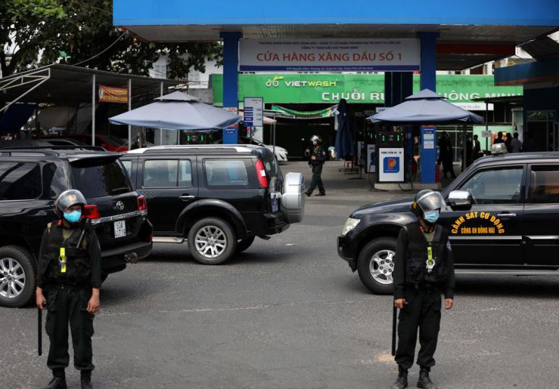 Kiểm tra một doanh nghiệp và cây xăng tiêu thụ xăng giả.