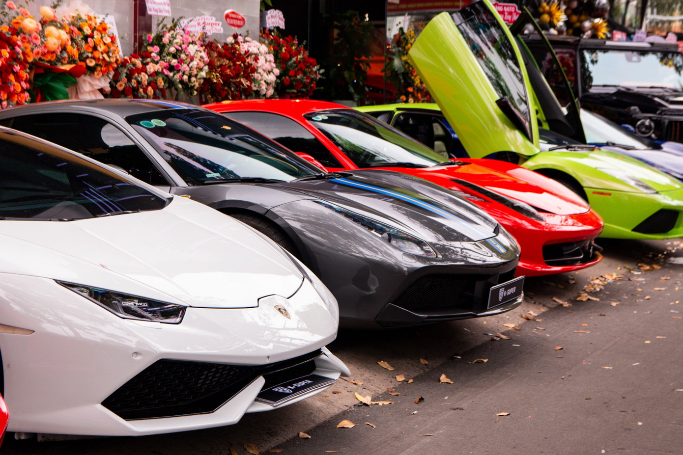 Chiều 8/6, một sự kiện tại trung tâm TP.HCM đã quy tụ dàn siêu xe đình đám với tổng giá trị lên đến hàng trăm tỷ đồng. Đây là sự kiện quy tụ nhiều siêu xe nhất tại TP.HCM tính từ đầu năm 2023. Chiều 8/6, một sự kiện tại trung tâm TP.HCM đã quy tụ dàn siêu xe đình đám với tổng giá trị lên đến hàng trăm tỷ đồng. Đây là sự kiện quy tụ nhiều siêu xe nhất tại TP.HCM tính từ đầu năm 2023.