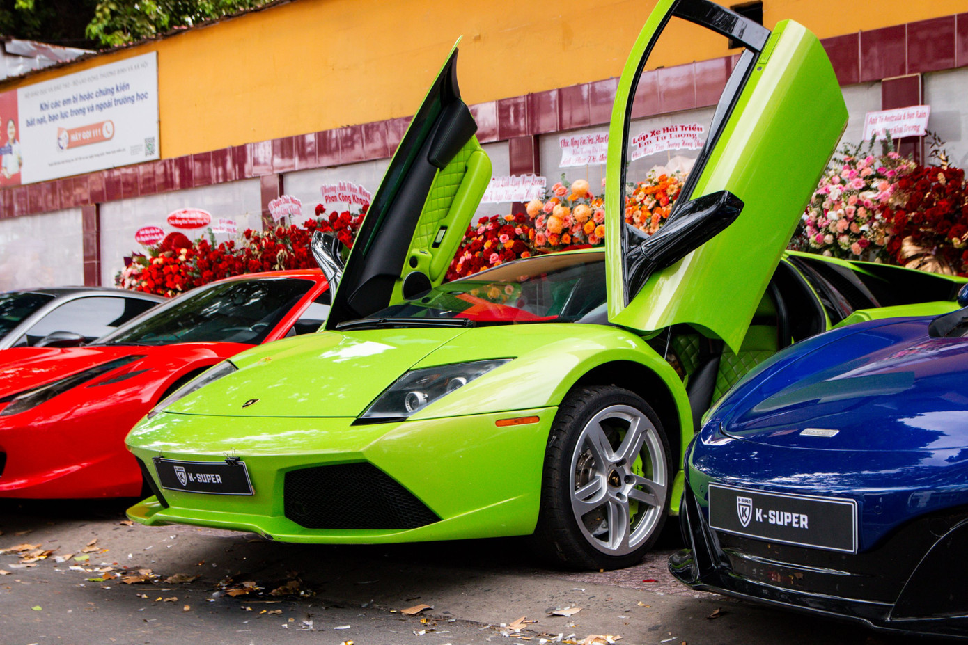 Có "tuổi" nhất trong dàn siêu xe là bộ đôi Lamborghini Murcielago, một chiếc bản mui cứng và một chiếc mui trần. Murcielago được sản xuất từ năm 2001 đến 2010, trước khi bị thay thế bởi Aventador vào năm 2011. Phần lớn Murcielago tại Việt Nam thuộc phiên bản nâng cấp (2006-2010), sử dụng động cơ V12 6.5L, thay vì 6.2L như thế hệ trước. Có "tuổi" nhất trong dàn siêu xe là bộ đôi Lamborghini Murcielago, một chiếc bản mui cứng và một chiếc mui trần. Murcielago được sản xuất từ năm 2001 đến 2010, trước khi bị thay thế bởi Aventador vào năm 2011. Phần lớn Murcielago tại Việt Nam thuộc phiên bản nâng cấp (2006-2010), sử dụng động cơ V12 6.5L, thay vì 6.2L như thế hệ trước.