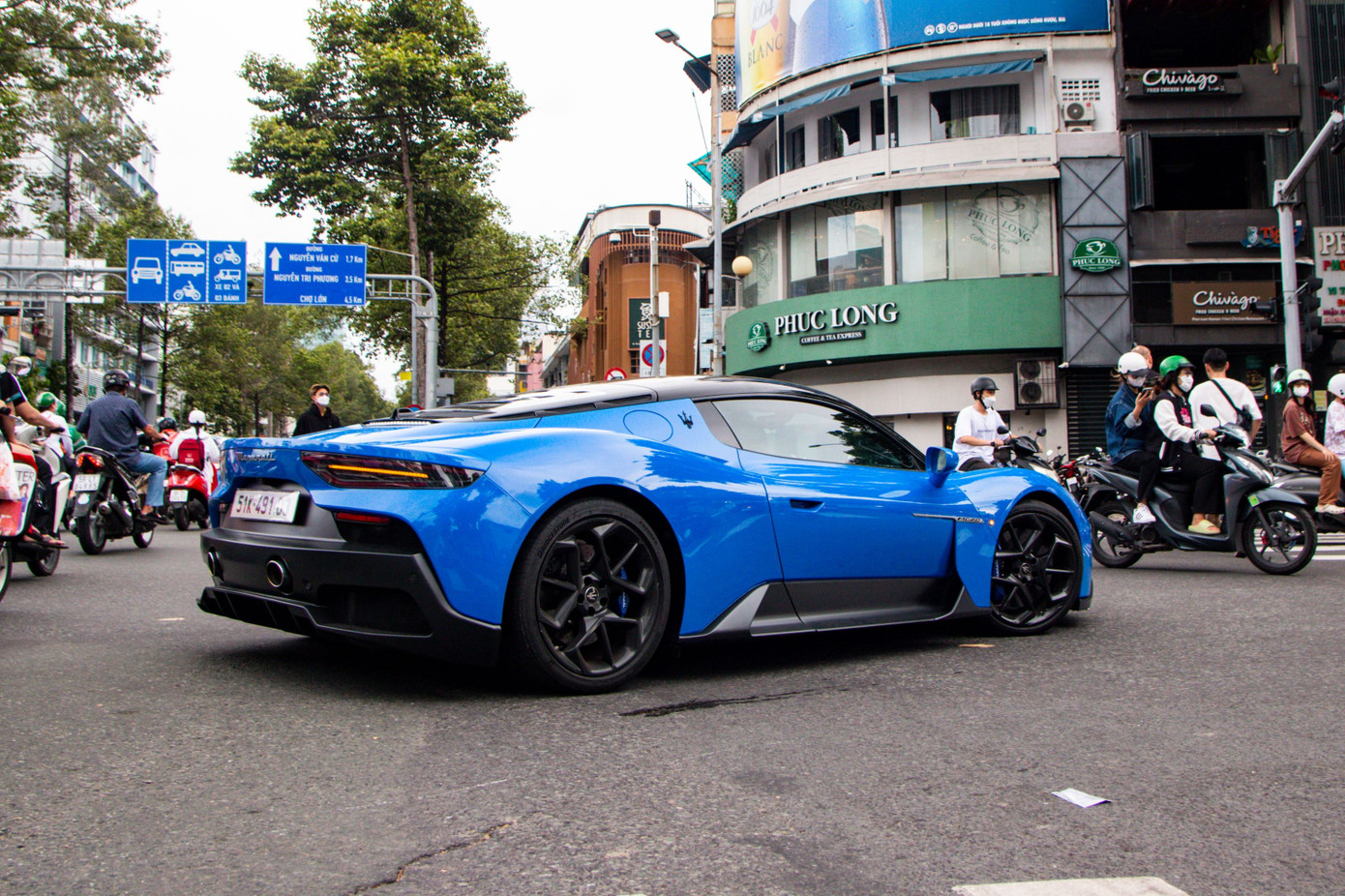 Maserati MC20 mang màu xanh dương Blu Infinito bắt mắt đi cùng nữ doanh nhân đến sự kiện. MC20 là thế hệ siêu xe tiếp nối MC12 sản xuất ngắn ngủi từ năm 2004 đến năm 2005. So với mẫu xe "tiền nhiệm", MC20 thực dụng và dễ lái hơn, phù hợp với phần đông thị hiếu khách hàng hiện nay. Maserati MC20 mang màu xanh dương Blu Infinito bắt mắt đi cùng nữ doanh nhân đến sự kiện. MC20 là thế hệ siêu xe tiếp nối MC12 sản xuất ngắn ngủi từ năm 2004 đến năm 2005. So với mẫu xe "tiền nhiệm", MC20 thực dụng và dễ lái hơn, phù hợp với phần đông thị hiếu khách hàng hiện nay.