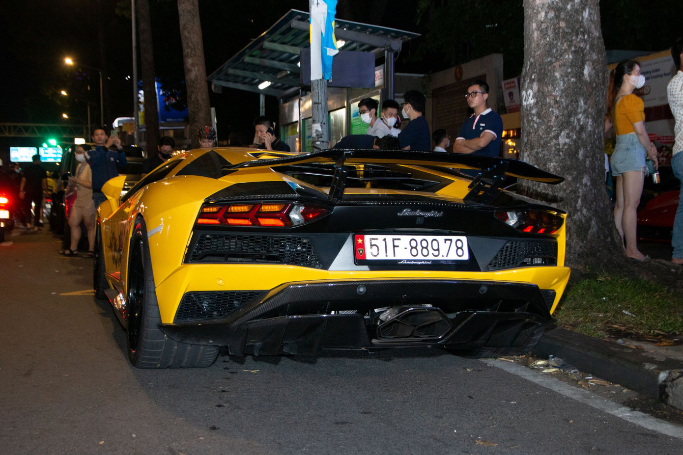 Chiếc Aventador S này đã được độ khá nhiều, từ bodykit, mâm đến ống xả. Lamborghini Aventador S sử dụng động cơ hút khí tự nhiên V12 6.5L cho ra công suất 740 mã lực và mô-men xoắn 690 Nm. Chiếc Aventador S này đã được độ khá nhiều, từ bodykit, mâm đến ống xả. Lamborghini Aventador S sử dụng động cơ hút khí tự nhiên V12 6.5L cho ra công suất 740 mã lực và mô-men xoắn 690 Nm.