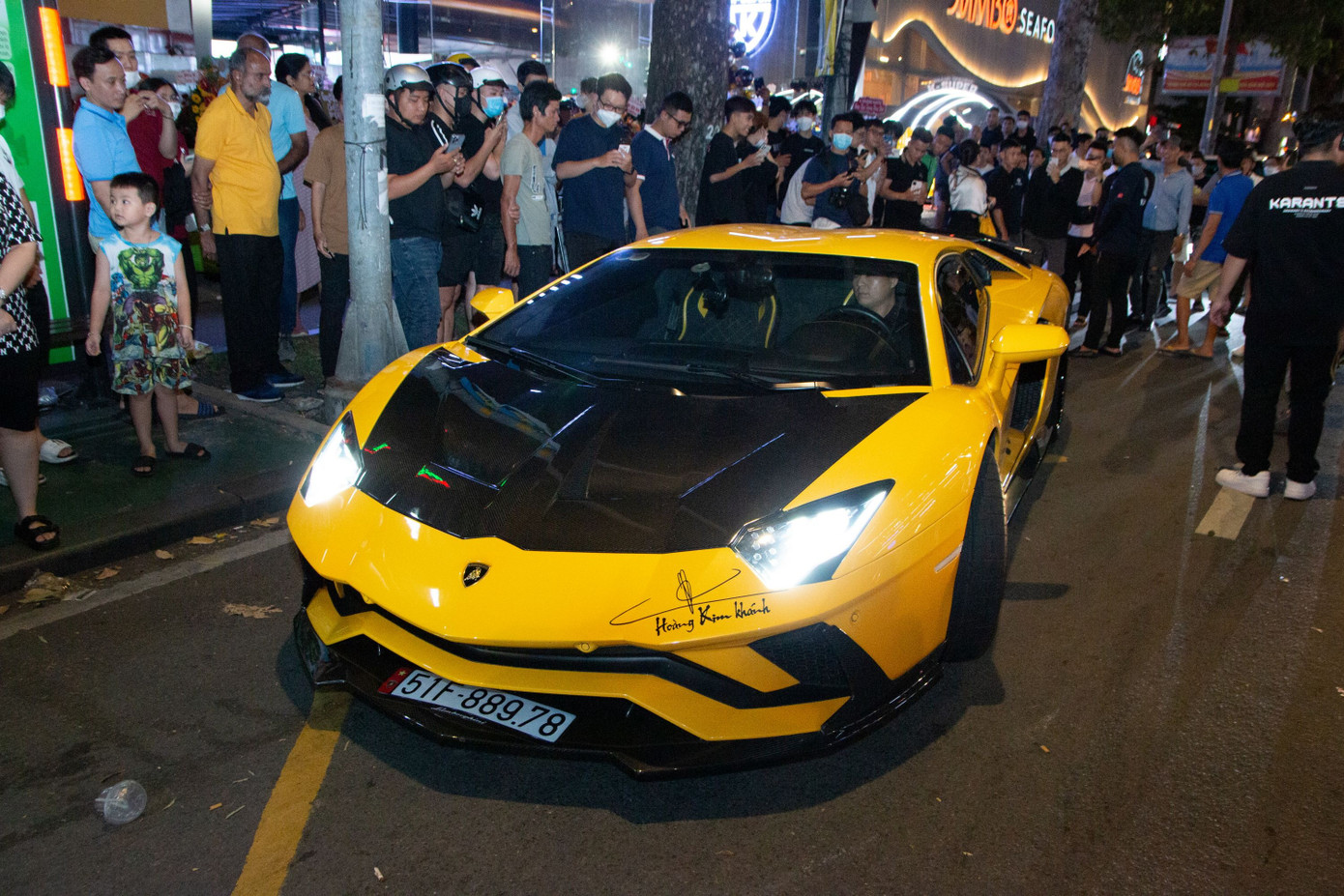 "Hậu duệ" của Murcielago là Aventador cũng góp mặt tại sự kiện. Đại gia Hoàng Kim Khánh cầm lái chiếc Aventador S đến tham gia sự kiện thay vì McLaren Senna như đồn đoán. "Hậu duệ" của Murcielago là Aventador cũng góp mặt tại sự kiện. Đại gia Hoàng Kim Khánh cầm lái chiếc Aventador S đến tham gia sự kiện thay vì McLaren Senna như đồn đoán.