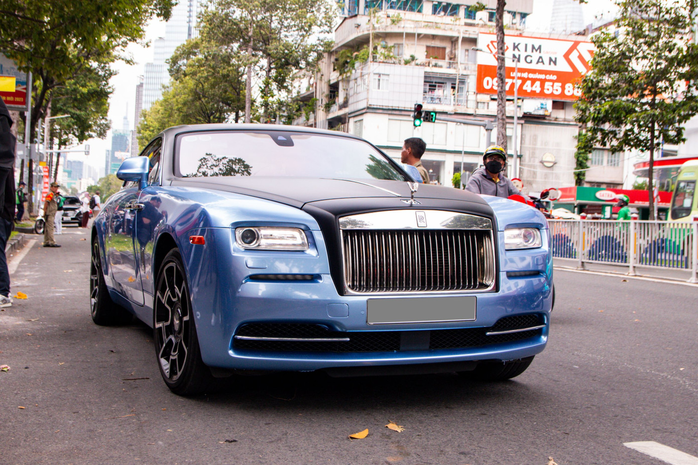 Nếu khách hàng không thích chiếc Rolls-Royce già nua, Wraith sẽ là lựa chọn phù hợp. Cũng vì lẽ đó, Wraith có số lượng khá hạn chế tại Việt Nam khi phần lớn khách hàng tìm đến Rolls-Royce vì muốn ngồi ở hàng ghế sau. Rolls-Royce Wraith sử dụng động cơ V12 tăng áp kép, dung tích 6.6L, cho ra công suất 624 mã lực và mô-men xoắn 800 Nm. Nếu khách hàng không thích chiếc Rolls-Royce già nua, Wraith sẽ là lựa chọn phù hợp. Cũng vì lẽ đó, Wraith có số lượng khá hạn chế tại Việt Nam khi phần lớn khách hàng tìm đến Rolls-Royce vì muốn ngồi ở hàng ghế sau. Rolls-Royce Wraith sử dụng động cơ V12 tăng áp kép, dung tích 6.6L, cho ra công suất 624 mã lực và mô-men xoắn 800 Nm.