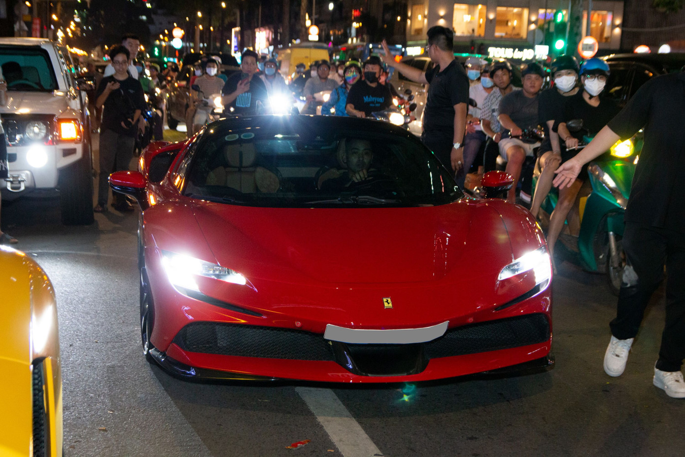 Ferrari SF90 Stradale màu sơn đỏ Rosso Corsa xuất hiện tại sự kiện. Hiện tại, SF90 là dòng xe mạnh nhất của Ferrari tại Việt Nam. SF90 Stradale sở hữu khối động cơ tăng áp kép V8 4.0L đi kèm 3 động cơ điện sản sinh tổng công suất 1.000 mã lực và mô-men xoắn 800 Nm. Mẫu xe này có giá khởi điểm từ 40 tỷ đồng. Ferrari SF90 Stradale màu sơn đỏ Rosso Corsa xuất hiện tại sự kiện. Hiện tại, SF90 là dòng xe mạnh nhất của Ferrari tại Việt Nam. SF90 Stradale sở hữu khối động cơ tăng áp kép V8 4.0L đi kèm 3 động cơ điện sản sinh tổng công suất 1.000 mã lực và mô-men xoắn 800 Nm. Mẫu xe này có giá khởi điểm từ 40 tỷ đồng.