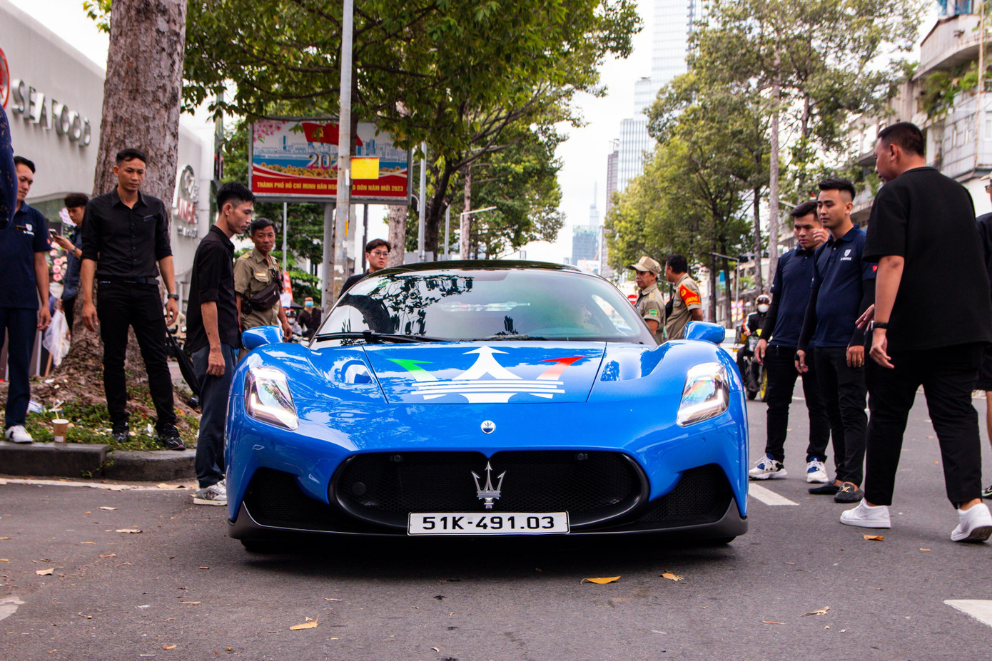 MC20 sử dụng khối động cơ tăng áp kép V6, dung tích 3.0L, sản sinh công suất 620 mã lực và mô-men xoắn 730 Nm. Động cơ này là niềm tự hào của Maserati khi do chính hãng này phát triển, sau một thời gian dài chia sẻ động cơ từ Ferrari. Nếu đặt mua từ đại lý chính hãng, khách hàng cần chi ra tối thiểu 19 tỷ đồng, giá trị sẽ tăng nếu có thêm tùy chọn. MC20 sử dụng khối động cơ tăng áp kép V6, dung tích 3.0L, sản sinh công suất 620 mã lực và mô-men xoắn 730 Nm. Động cơ này là niềm tự hào của Maserati khi do chính hãng này phát triển, sau một thời gian dài chia sẻ động cơ từ Ferrari. Nếu đặt mua từ đại lý chính hãng, khách hàng cần chi ra tối thiểu 19 tỷ đồng, giá trị sẽ tăng nếu có thêm tùy chọn.