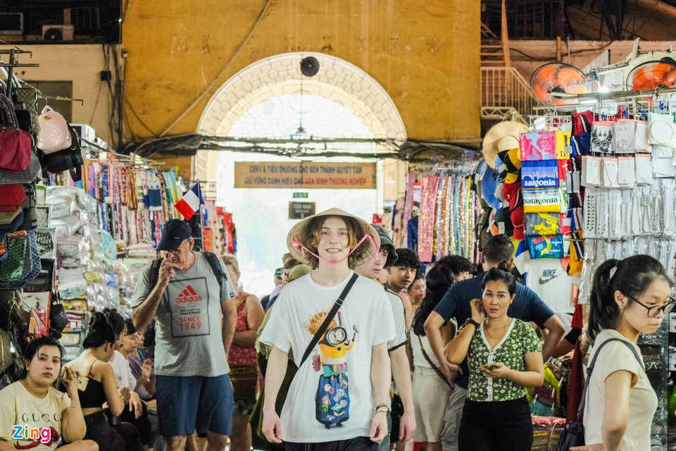 Khách du lịch tham quan, mua sắm tại chợ Bến Thành (quận 1, TP.HCM). Ảnh: Linh Huỳnh.