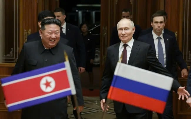 Tổng thống Nga Putin (phải) và nhà lãnh đạo Triều Tiên Kim Jong-un trong cuộc gặp tại sân bay quốc tế Sunan Bình Nhưỡng, Triều Tiên, ngày 19/6. (Ảnh: AP)