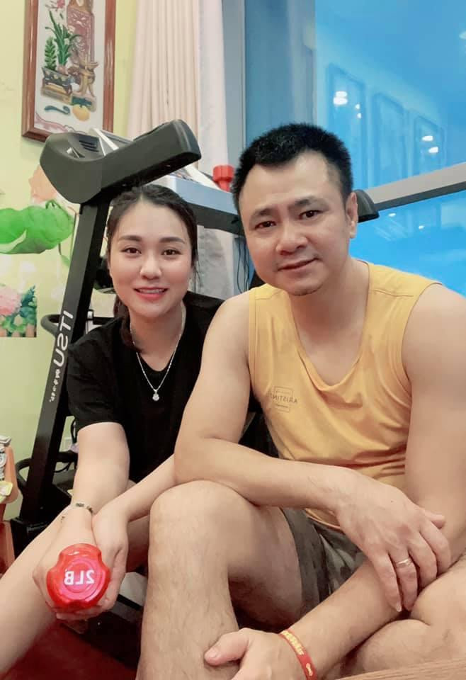 NSND Tự Long cùng vợ tập luyện tại nhà.