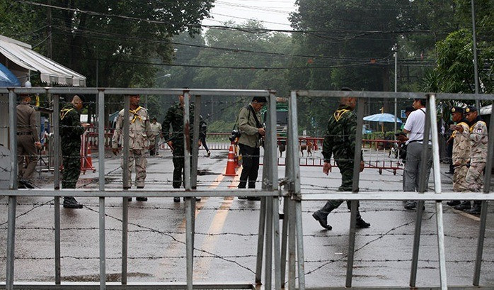 Binh lính Thái Lan canh gác ở phía Thái Lan của trạm kiểm soát quốc tế O’Smach ở tỉnh Oddar Meanchey - Campuchia. Ảnh: Khmer Times Binh lính Thái Lan canh gác ở phía Thái Lan của trạm kiểm soát quốc tế O’Smach ở tỉnh Oddar Meanchey - Campuchia. Ảnh: Khmer Times