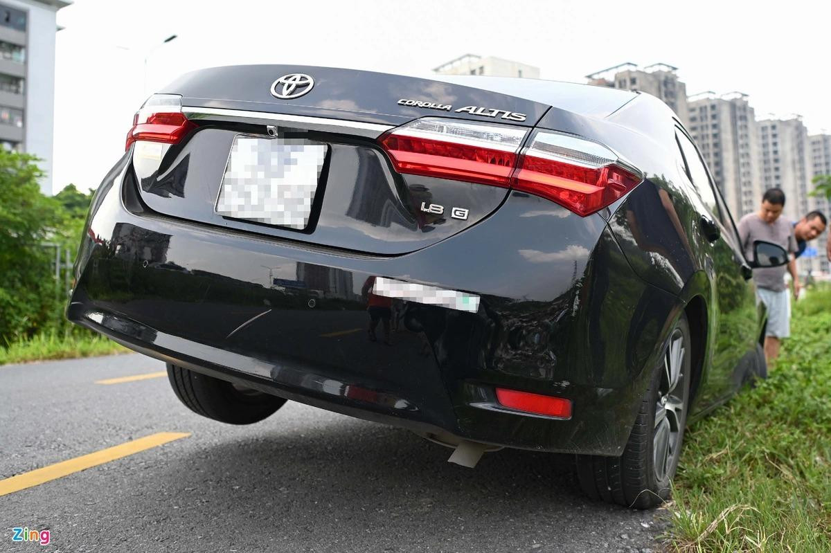 Không quen đường, một xe con sụt xuống hố tại khu vực đường gom cao tốc.