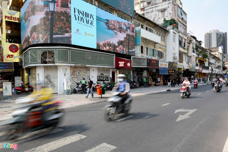 Hiện tại, mặt bằng có diện tích 8 x 20 m này được môi giới chào thuê với mức giá 300 triệu đồng/tháng. Hiện tại, mặt bằng có diện tích 8 x 20 m này được môi giới chào thuê với mức giá 300 triệu đồng/tháng.