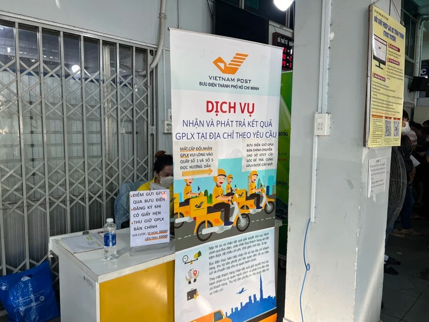 Sau khi nộp xong hồ sơ, người dân có thể nhận GPLX tại nhà thông qua dịch vụ bưu điện. Ảnh: TN