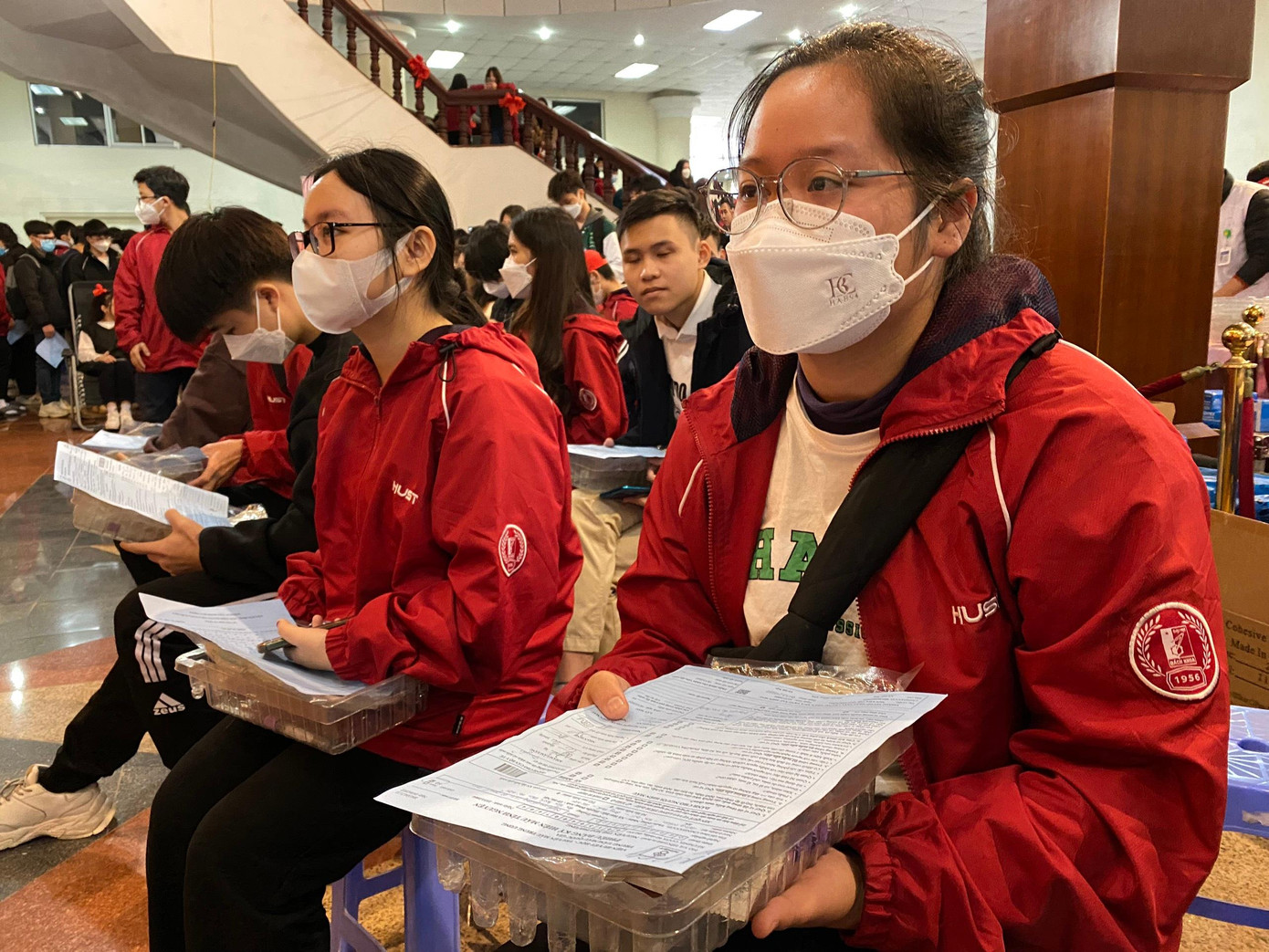 Bạn Nguyễn Thị Mai Phương (sinh viên năm nhất khoa Công Nghệ Giáo dục đại học Bách Khoa Hà Nội vẫn còn nguyên nét căng thẳng hồi hộp trong lần đầu hiến máu chia sẻ: &quot;Mình muốn tham gia hiến máu vì đây là hoạt động nhân đạo vừa tốt cho xã hội vừa tốt cho bản thân. Trước đây mình chưa từng tham gia hoạt động kêu gọi hiến máu bao giờ. Năm nay khi biết đến Chủ nhật Đỏ mình cảm thấy đây là một chương trình rất ý nghĩa với đông đảo các tình nguyện viên tham gia hiến máu. Mình đã phải xếp hàng khá lâu để đến được khu vực hiến máu. Tuy nhiên với suy nghĩ bản thân đã và đang làm những điều tốt đẹp vì cộng đồng đã thôi thúc mình tham gia, dù vẫn khá hồi hộp. Những năm sau mình sẽ tiếp tục tham gia hiến máu tại Chủ Nhật Đỏ và kêu gọi bạn bè tham gia.