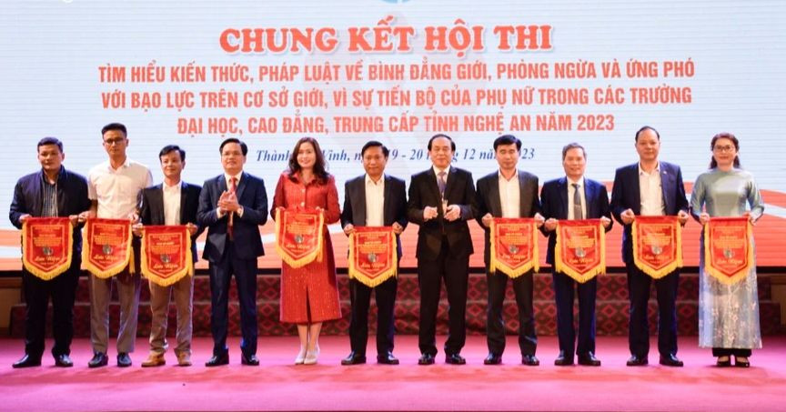 Lãnh đạo Sở Lao động - Thương binh và Xã hội trao cờ lưu niệm cho các đội thi. Lãnh đạo Sở Lao động - Thương binh và Xã hội trao cờ lưu niệm cho các đội thi.