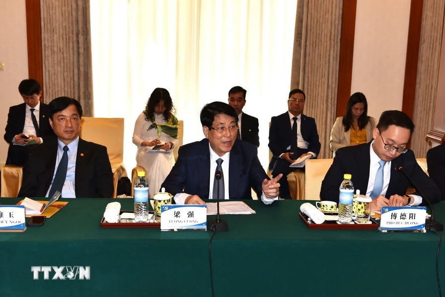 Đồng chí Lương Cường phát biểu tại buổi tọa đàm với các lãnh đạo Ủy ban Phát triển và Cải cách Nhà nước và Viện nghiên cứu Kinh tế vĩ mô Trung Quốc. (Ảnh: Thành Dương/TTXVN)