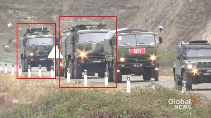 Tổ hợp RB-341V Leer-3 được cấu thành từ 2-3 máy bay không người lái Orlan-10 và hệ thống điều khiển cơ động đặt trên khung gầm xe tải Kamaz. Xe tải đóng vai trò trung tâm chỉ huy mặt đất đối với máy bay không người lái có khả năng gây nhiễu điện tử. Nhờ khả năng hoạt động lâu dài trên không, các máy bay không người lái Orlan-10 đảm bảo khả năng giám sát liên tục tại khu vực mục tiêu. Ảnh: Global news