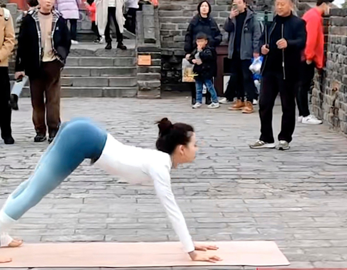 Người ảnh hưởng Trung Quốc bị chỉ trích vì tập yoga ở di tích lịch sử. Ảnh: SCMP.