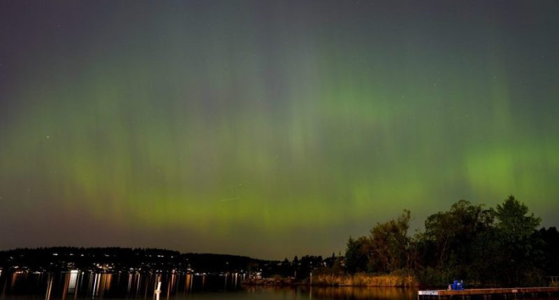 Để có thể chiêm ngưỡng trọn vẹn cảnh tượng độc đáo khi những vệt ánh sáng nhảy múa trên bầu trời, bạn hãy ra ngoài vào nửa đêm tại những khu vực thoáng đãng, không bị ảnh hưởng bởi bất cứ nguồn ánh sáng nào. Đặc biệt bạn có thể sử dụng camera điện thoại di động, bởi nó có thể chụp được nhiều màu sắc và ánh sáng hơn những gì bạn nhìn thấy bằng mắt thường. Ảnh: Newsfinale Để có thể chiêm ngưỡng trọn vẹn cảnh tượng độc đáo khi những vệt ánh sáng nhảy múa trên bầu trời, bạn hãy ra ngoài vào nửa đêm tại những khu vực thoáng đãng, không bị ảnh hưởng bởi bất cứ nguồn ánh sáng nào. Đặc biệt bạn có thể sử dụng camera điện thoại di động, bởi nó có thể chụp được nhiều màu sắc và ánh sáng hơn những gì bạn nhìn thấy bằng mắt thường. Ảnh: Newsfinale