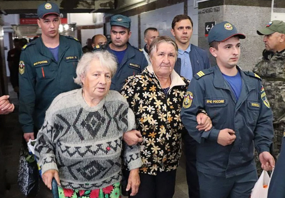 Nhân viên Bộ Tình trạng Khẩn cấp Nga hỗ trợ người dân sơ tán khỏi các khu định cư biên giới thuộc tỉnh Kursk. Ảnh: Bộ Tình trạng Khẩn cấp Nga