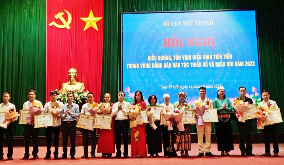 Trao tặng Giấy khen của Chủ tịch UBND huyện cho nhân sĩ trí thức, doanh nhân tiêu biểu Trao tặng Giấy khen của Chủ tịch UBND huyện cho nhân sĩ trí thức, doanh nhân tiêu biểu