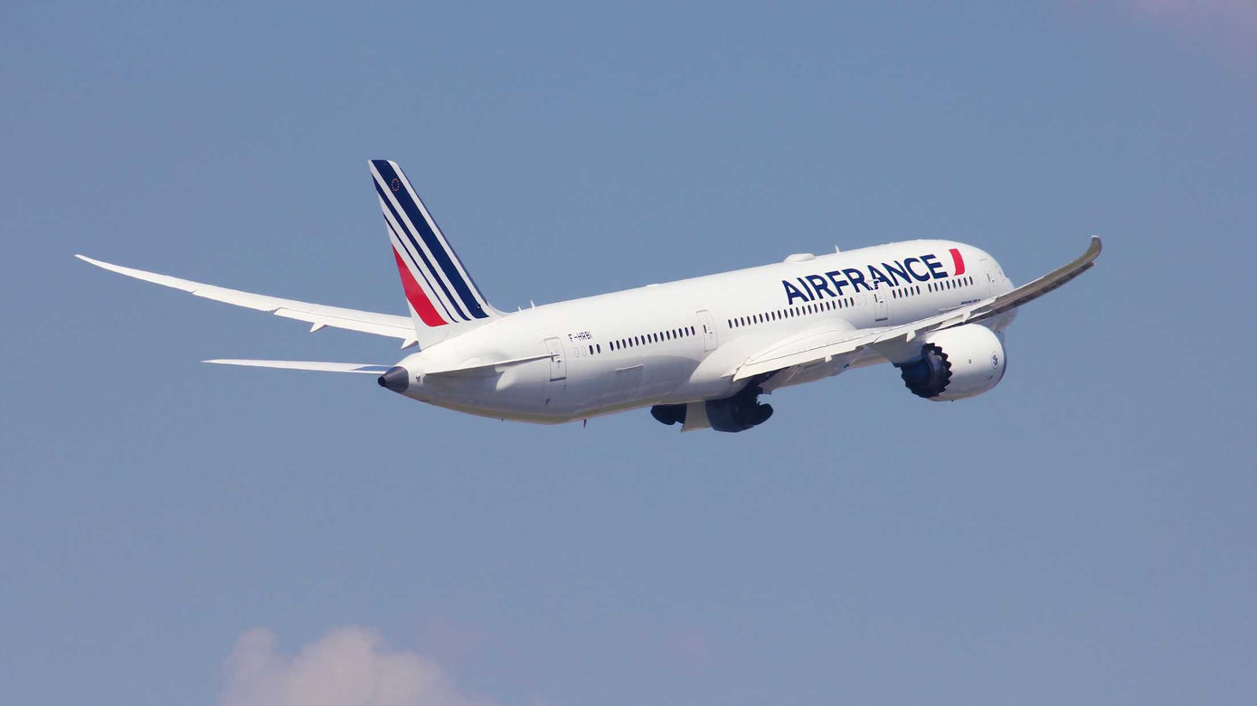 Máy bay phải bay vòng trên trời gần 30 phút, để xử lý sự cố trước khi hạ cánh. Ảnh minh họa: KITTIKUN YOKSAP | Shutterstock.