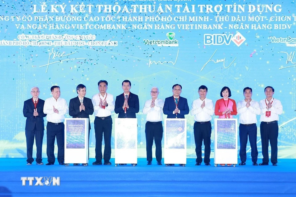 Lễ ký thoả thuận tài trợ tín dụng dự án cao tốc TPHCM - Thủ Dầu Một - Chơn Thành. (Ảnh: Dương Giang/TTXVN)