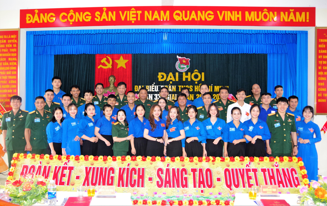 Các đại biểu chụp ảnh lưu niệm