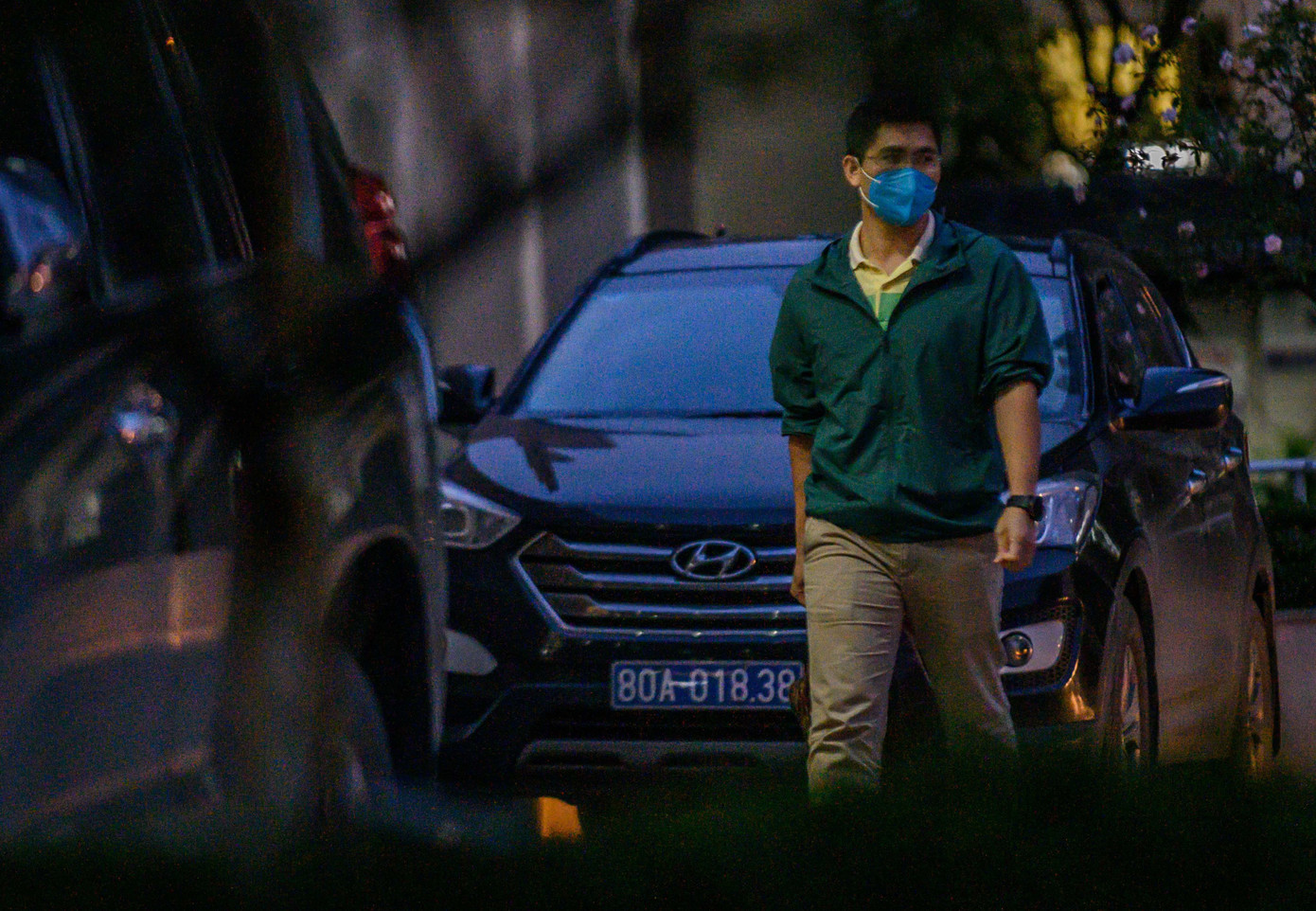 Bắt giữ ông Nguyễn Quang Tuấn ảnh 1 Chiều 21/10, Cơ quan Cảnh sát điều tra (C03) Bộ Công an đã khởi tố ông Nguyễn Quang Tuấn về tội Vi phạm quy định về đấu thầu gây hậu quả nghiêm trọng. Hiện, ông Tuấn là Giám đốc Bệnh viện Bạch Mai, Hà Nội. Ghi nhận của Zing chiều tối cùng ngày, tòa nhà Việt - Nhật, Bệnh viện Bạch Mai, xuất hiện xe biển xanh, cùng lực lượng công an.