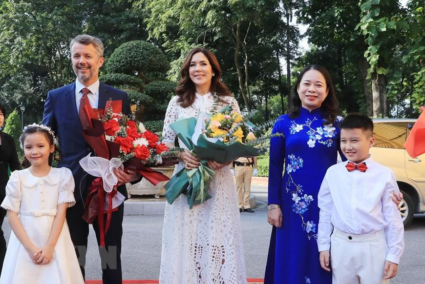 Phó Chủ tịch nước Võ Thị Ánh Xuân cùng Thái tử kế vị Đan Mạch Frederik và Công nương Mary Elizabeth với thiếu nhi Hà Nội tại lễ đón. (Ảnh: Lâm Khánh/TTXVN) Phó Chủ tịch nước Võ Thị Ánh Xuân cùng Thái tử kế vị Đan Mạch Frederik và Công nương Mary Elizabeth với thiếu nhi Hà Nội tại lễ đón. (Ảnh: Lâm Khánh/TTXVN)